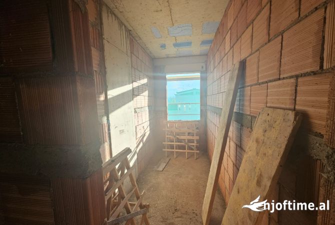 Shtepi ne shitje Apartament ne Tirane, 2+1, Mobilimi Bosh, pa mobiluar, Pagesa 124,300  Euro.