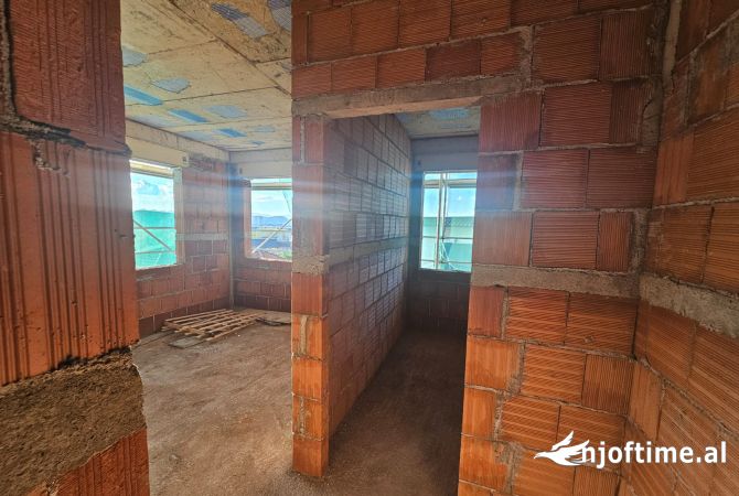 Shtepi ne shitje Apartament ne Tirane, 2+1, Mobilimi Bosh, pa mobiluar, Pagesa 124,300  Euro.