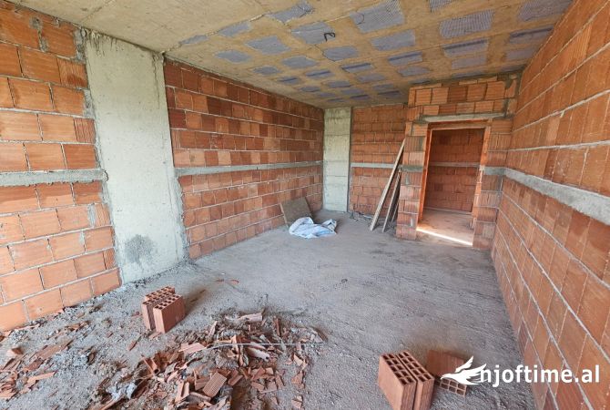 Shtepi ne shitje Apartament ne Tirane, 2+1, Mobilimi Bosh, pa mobiluar, Pagesa 124,300  Euro.