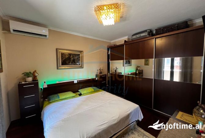 Shtepi ne shitje Apartament ne Tirane, 3+1, Mobilimi E mobiluar, Pagesa 650,000  Euro.