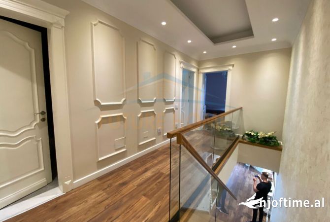 Shtepi ne shitje Duplex(shtepi me 2 kate) ne Tirane, 2+1, Mobilimi E mobiluar, Pagesa 525,000  Euro.