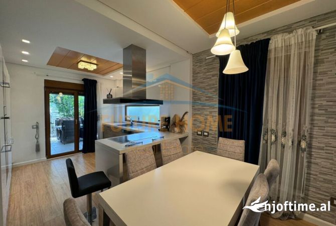 Shtepi ne shitje Vila Luksoze ne Tirane, 4+1, Mobilimi E mobiluar, Pagesa 600,000  Euro.