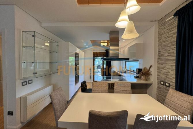 Shtepi ne shitje Vila Luksoze ne Tirane, 4+1, Mobilimi E mobiluar, Pagesa 600,000  Euro.