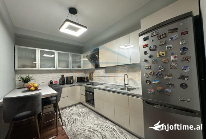 Shtepi ne shitje Apartament ne Tirane, 2+1, Mobilimi E mobiluar, Pagesa 160,000  Euro.