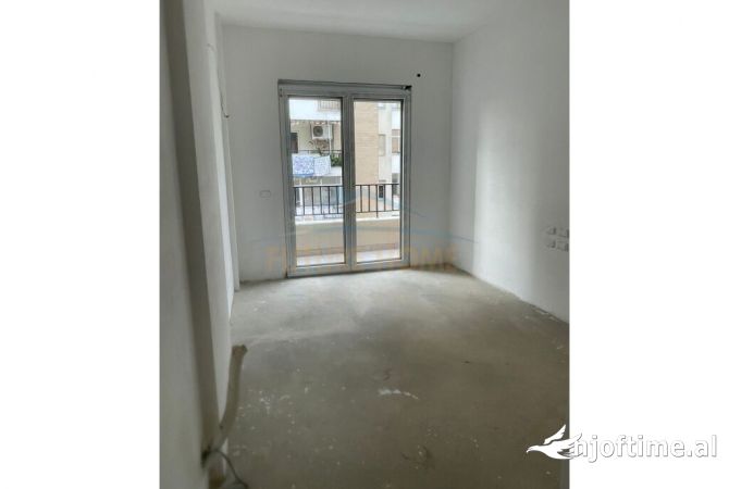 Shtepi ne shitje Apartament ne Tirane, 2+1, Mobilimi Bosh, pa mobiluar, Pagesa 278,000  Euro.