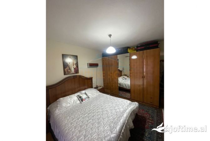 Shtepi ne shitje Apartament ne Tirane, 2+1, Mobilimi E mobiluar, Pagesa 150,000  Euro.