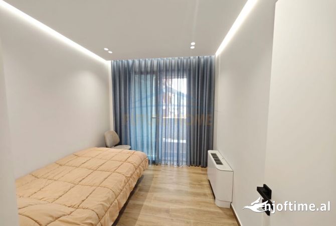 Shtepi ne shitje Apartament ne Tirane, 3+1, Mobilimi E mobiluar, Pagesa 300,000  Euro.