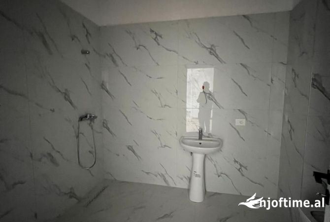 Shtepi ne shitje Apartament ne Tirane, 2+1, Mobilimi Bosh, pa mobiluar, Pagesa 109,000  Euro.