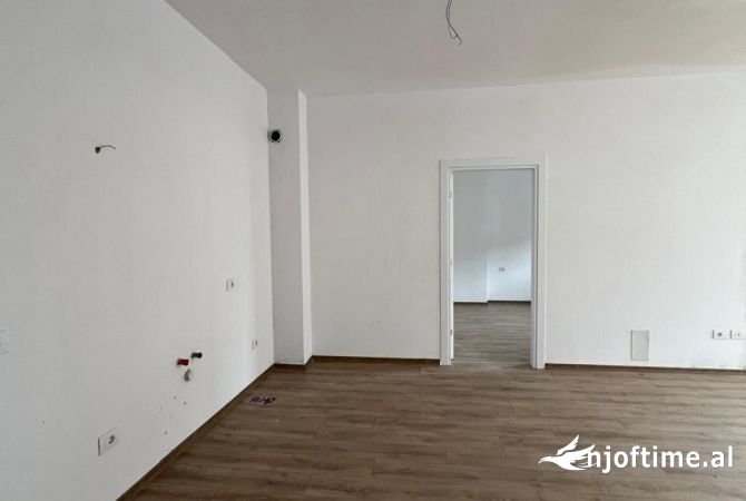 Shtepi ne shitje Apartament ne Tirane, 2+1, Mobilimi Bosh, pa mobiluar, Pagesa 109,000  Euro.