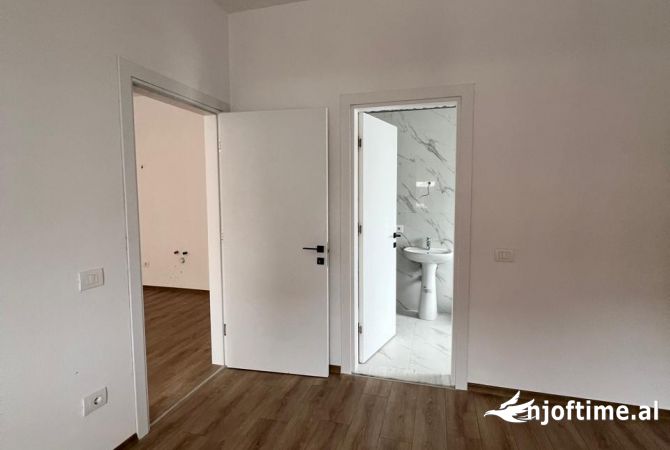 Shtepi ne shitje Apartament ne Tirane, 2+1, Mobilimi Bosh, pa mobiluar, Pagesa 109,000  Euro.