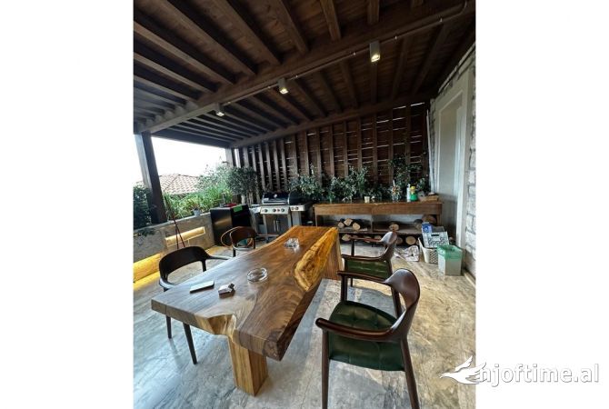 Shtepi ne shitje Apartament ne Tirane, 3+1, Mobilimi E mobiluar, Pagesa 1,050,000  Euro.