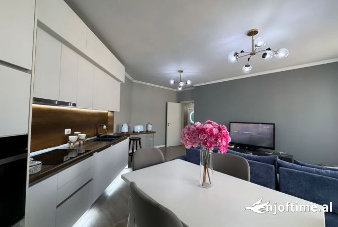 Shtepi ne shitje Apartament ne Tirane, 2+1, Mobilimi E mobiluar, Pagesa 160,000  Euro.