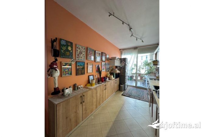 Shtepi ne shitje Apartament ne Tirane, 2+1, Mobilimi E mobiluar, Pagesa 225,000  Euro.