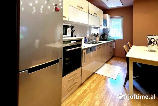 Shtepi ne shitje Apartament ne Tirane, 2+1, Mobilimi E mobiluar, Pagesa 172,000  Euro.