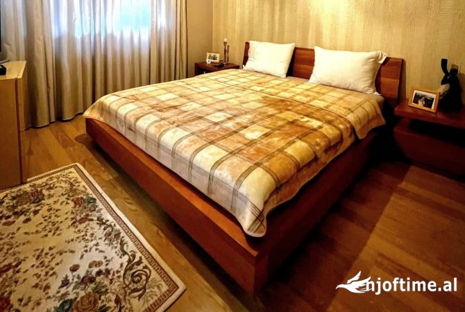 Shtepi ne shitje Apartament ne Tirane, 2+1, Mobilimi E mobiluar, Pagesa 172,000  Euro.