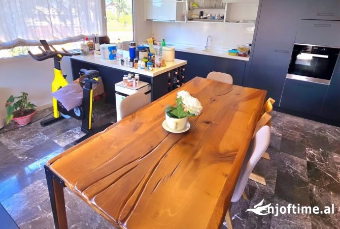 Shtepi ne shitje Apartament ne Tirane, 2+1, Mobilimi E mobiluar, Pagesa 498,000  Euro.