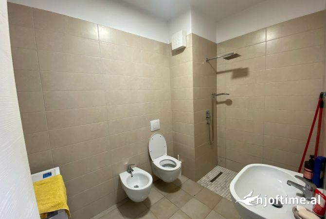 Shtepi ne shitje Apartament ne Tirane, 3+1, Mobilimi E mobiluar, Pagesa 260,000  Euro.