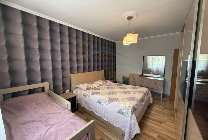 Shtepi ne shitje Apartament ne Tirane, 2+1, Mobilimi E mobiluar, Pagesa 135,000  Euro.