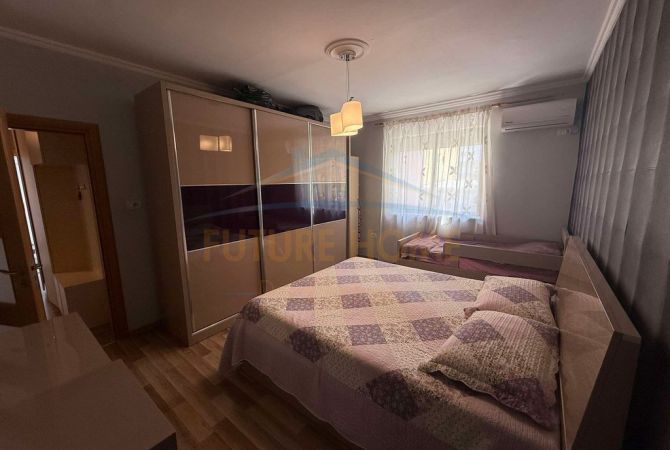 Shtepi ne shitje Apartament ne Tirane, 2+1, Mobilimi E mobiluar, Pagesa 135,000  Euro.