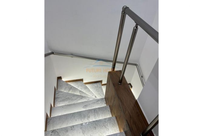 Shtepi ne shitje Duplex(shtepi me 2 kate) ne Tirane, 3+1, Mobilimi E mobiluar, Pagesa 550,000  Euro.