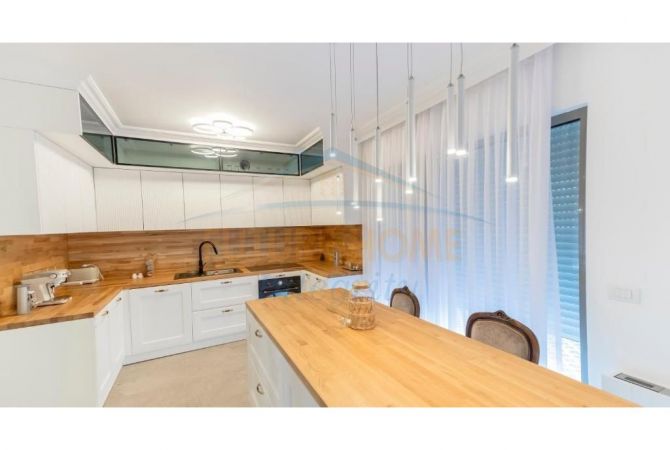 Shtepi ne shitje Vila Luksoze ne Tirane, 4+1, Mobilimi E mobiluar, Pagesa 825,000  Euro.