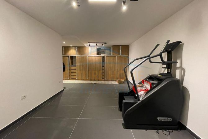 Shtepi ne shitje Vila Luksoze ne Tirane, 4+1, Mobilimi E mobiluar, Pagesa 825,000  Euro.