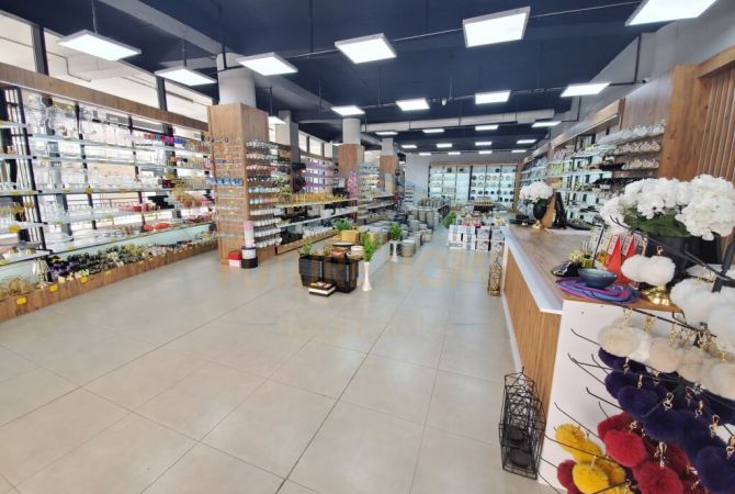 Ambiente Commerciale in Vendita 1+1 a Tirana - 1,600,000 Euro