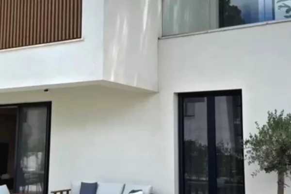 Shtepi ne shitje Shtepi Private ne Durres, 5+1, Mobilimi E mobiluar, Pagesa 1,400,000  Euro.