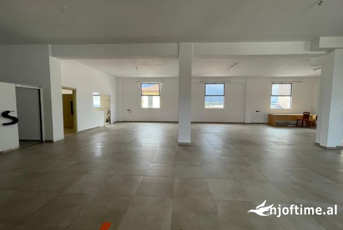Ambient biznesi me qera 4+1 ne Tirane - 1,200 Euro