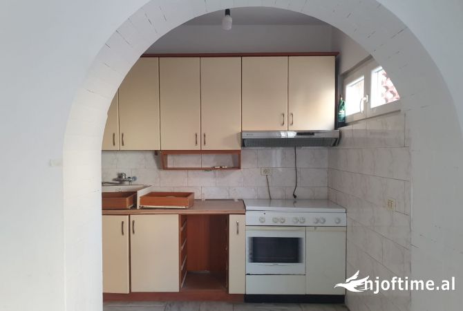 Shtepi me qera 2+1 ne Tirane - 1,000 Euro