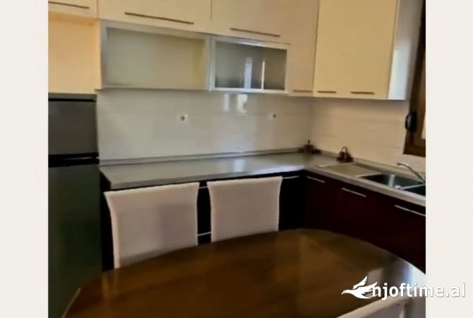 Shtepi me qera 5+1 ne Tirane - 1,300 Euro