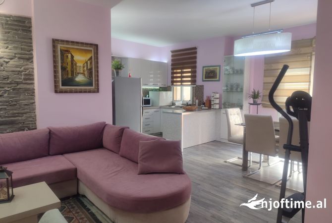 Shtepi ne shitje Apartament ne Durres, 2+1, Mobilimi E mobiluar, Pagesa 280,000  Euro.