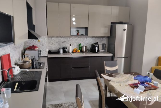 Shtepi ne shitje Apartament ne Tirane, 2+1, Mobilimi E mobiluar, Pagesa 2,500,000  Euro.
