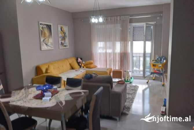 Shtepi ne shitje Apartament ne Tirane, 2+1, Mobilimi E mobiluar, Pagesa 2,500,000  Euro.