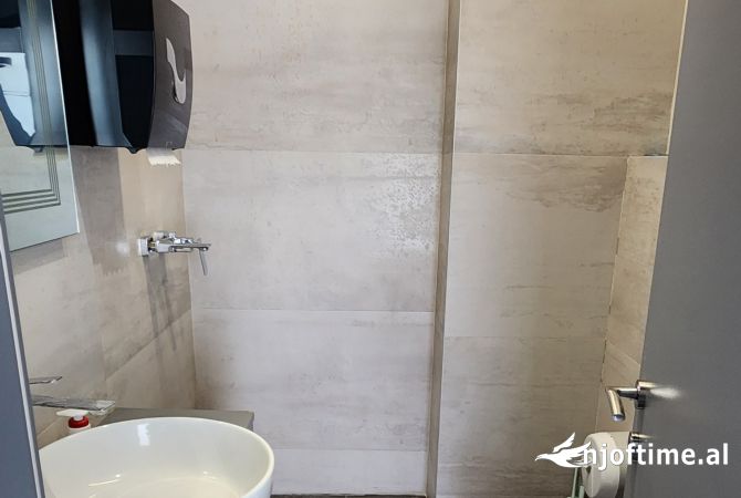 Ambient biznesi me qera 3+1 ne Tirane - 1,200 Euro