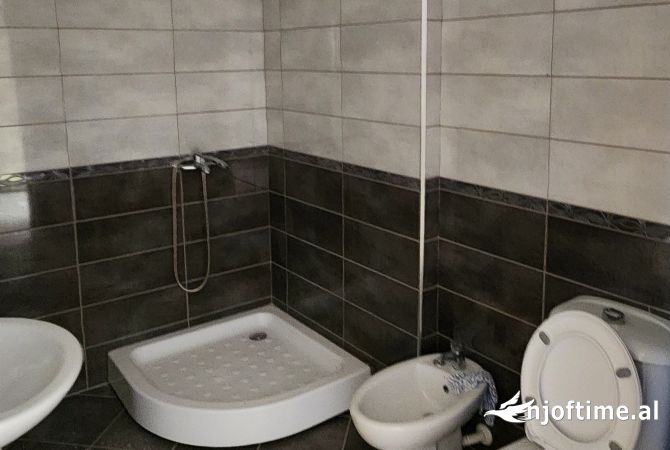 Shtepi ne shitje Apartament ne Durres, 2+1, Mobilimi Bosh, pa mobiluar, Pagesa 180,000  Euro.