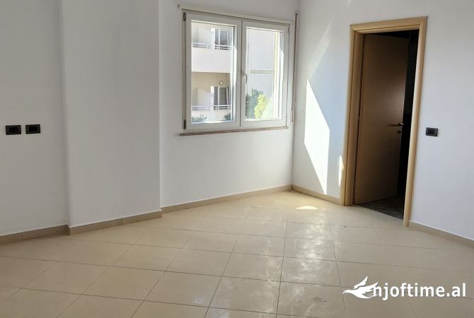 Shtepi ne shitje Apartament ne Durres, 2+1, Mobilimi Bosh, pa mobiluar, Pagesa 180,000  Euro.