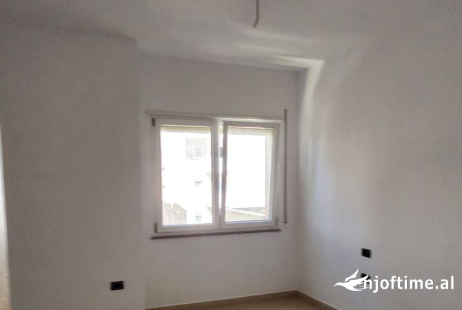 Shtepi ne shitje Apartament ne Durres, 2+1, Mobilimi Bosh, pa mobiluar, Pagesa 180,000  Euro.