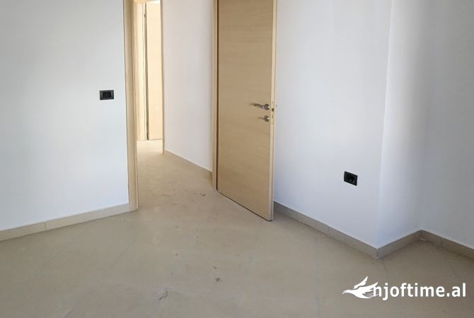 Shtepi ne shitje Apartament ne Durres, 2+1, Mobilimi Bosh, pa mobiluar, Pagesa 180,000  Euro.