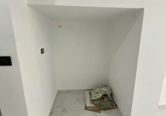 dyqan me qera pran stacionit trenit DURRES