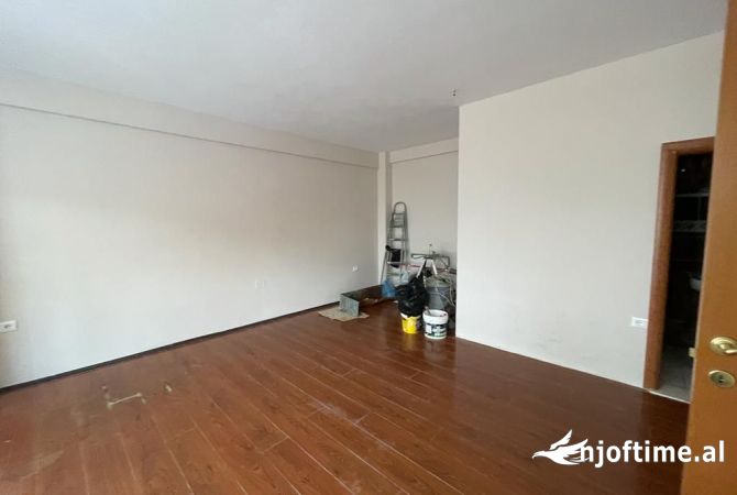 Ambient biznesi me qera 3+1 ne Tirane - 800 Euro