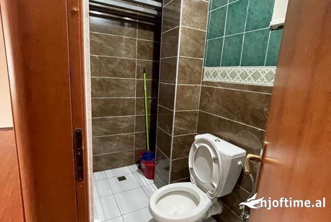 Zyre per qira ne rruge kryesore te Mine Peza