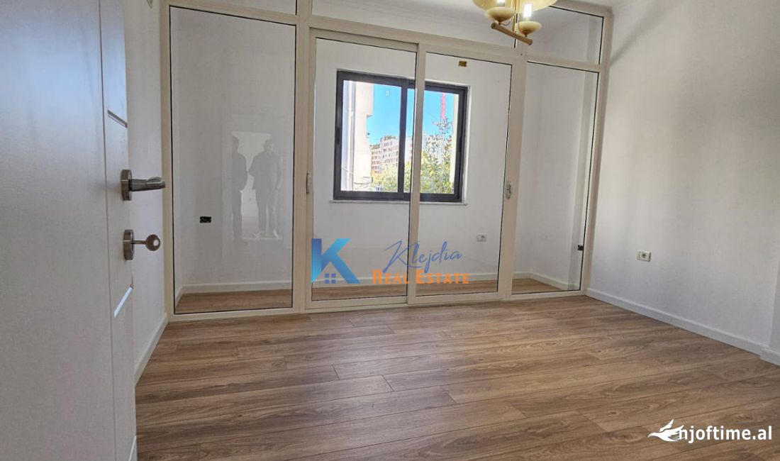 Shtepi ne shitje Apartament ne Tirane, 1+1, Mobilimi Bosh, pa mobiluar, Pagesa 132,000  Euro.