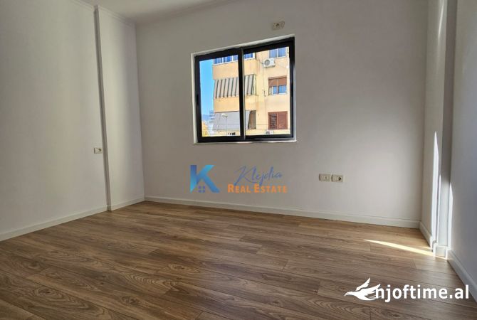 Shtepi ne shitje Apartament ne Tirane, 1+1, Mobilimi Bosh, pa mobiluar, Pagesa 132,000  Euro.