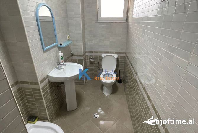 Shtepi me qera Apartament ne Tirane, 2+1, Mobilimi Pjeserisht e mobiluar, Pagesa 40,000  Leke.