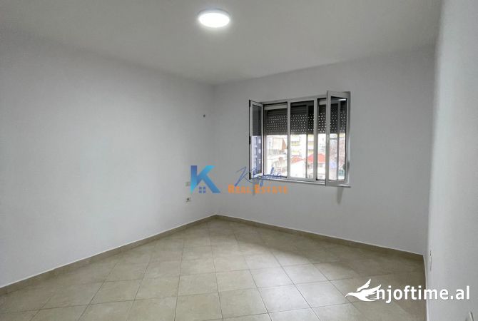 Shtepi me qera Apartament ne Tirane, 2+1, Mobilimi Pjeserisht e mobiluar, Pagesa 40,000  Leke.