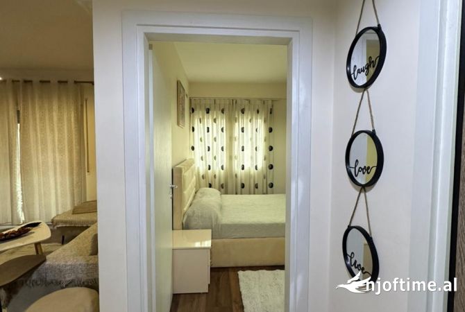 Shtepi me qera Apartament ne Tirane, 1+1, Mobilimi E mobiluar, Pagesa 750  Euro.