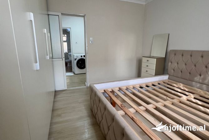 Shtepi ne shitje Apartament ne Tirane, 1+1, Mobilimi E mobiluar, Pagesa 90,000  Euro.