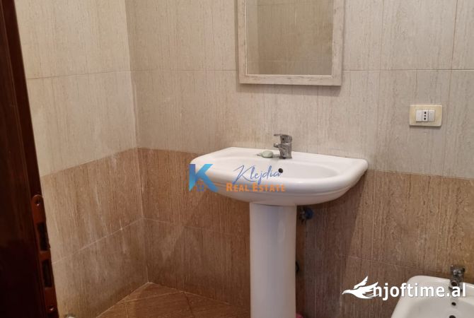 Shtepi me qera Apartament ne Tirane, 2+1, Mobilimi E mobiluar, Pagesa 48,000  Leke.