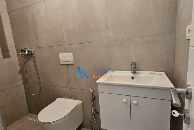 Shtepi ne shitje Apartament ne Tirane, Garsoniere, Mobilimi Bosh, pa mobiluar, Pagesa 93,000  Euro.